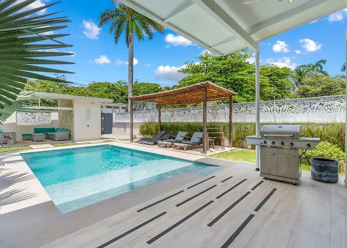Sprawling Modern With A Tranquil Outdoor Living Space Swimming Pool And A Private Casita Сasa de vacaciones Playa Flamingo