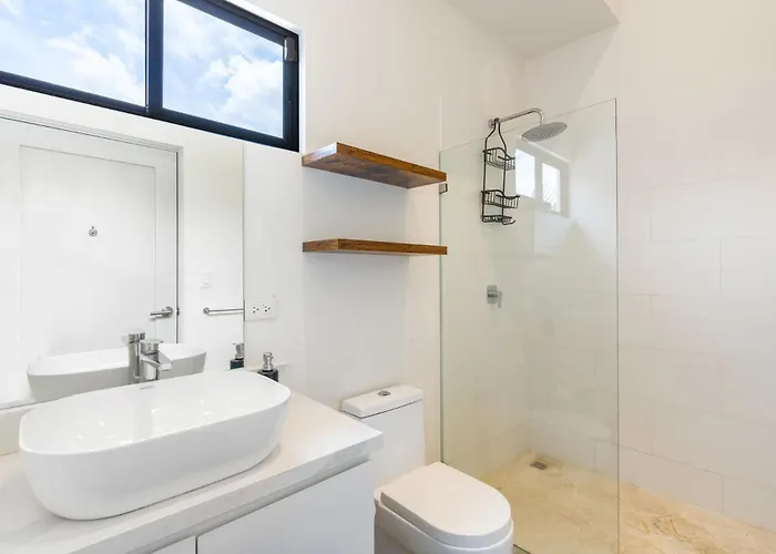 Сasa de vacaciones Sprawling Modern With A Tranquil Outdoor Living Space Swimming Pool And A Private Casita *