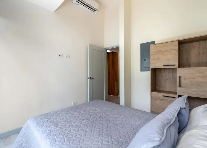 Сasa de vacaciones Sprawling Modern With A Tranquil Outdoor Living Space Swimming Pool And A Private Casita