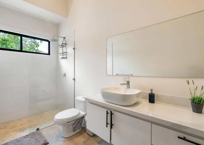 Sprawling Modern With A Tranquil Outdoor Living Space Swimming Pool And A Private Casita Сasa de vacaciones *
