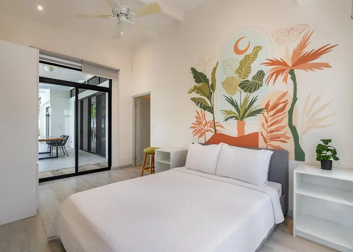 Сasa de vacaciones Sprawling Modern With A Tranquil Outdoor Living Space Swimming Pool And A Private Casita
