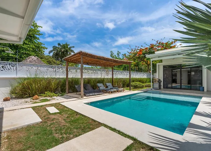 Сasa de vacaciones Sprawling Modern With A Tranquil Outdoor Living Space Swimming Pool And A Private Casita *