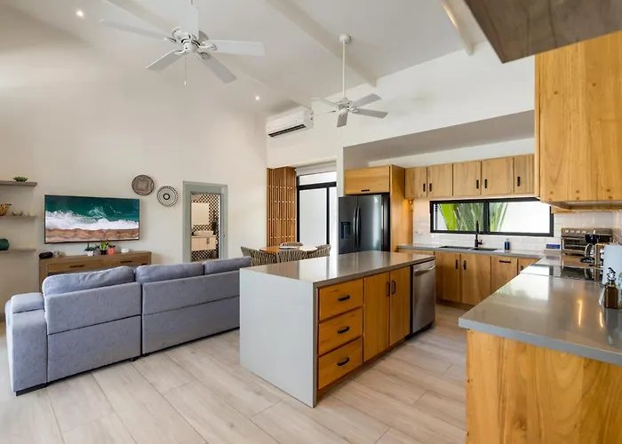 Сasa de vacaciones Sprawling Modern With A Tranquil Outdoor Living Space Swimming Pool And A Private Casita