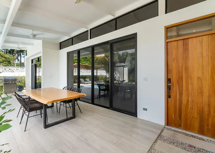 Сasa de vacaciones Sprawling Modern With A Tranquil Outdoor Living Space Swimming Pool And A Private Casita *