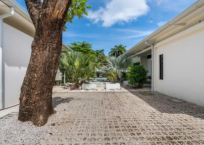 Сasa de vacaciones Sprawling Modern With A Tranquil Outdoor Living Space Swimming Pool And A Private Casita Playa Flamingo