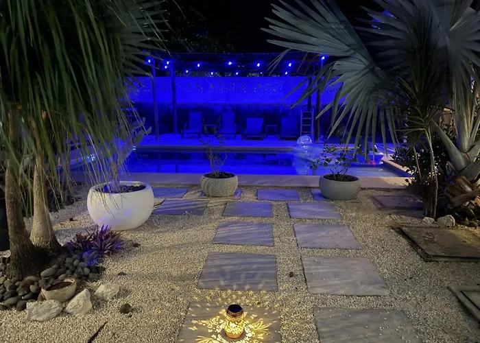Сasa de vacaciones Sprawling Modern With A Tranquil Outdoor Living Space Swimming Pool And A Private Casita Playa Flamingo